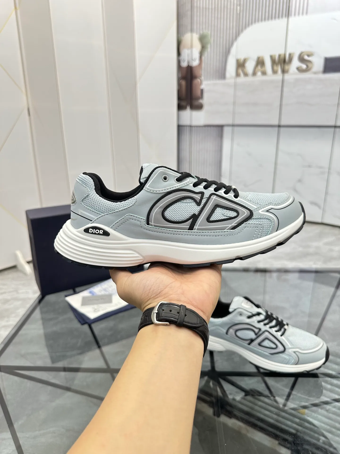 Men's shoes: 💰P400¥ Available in Guangzhou Product trademark: Dior* "Dior*" low-top casual shoes Regular size: 35-46 (can be customized to 47) Couple style Product materials: Upper imported cowhide stitched with original fabric, breathable lining, ultra-light foam original outsole. No.: 007